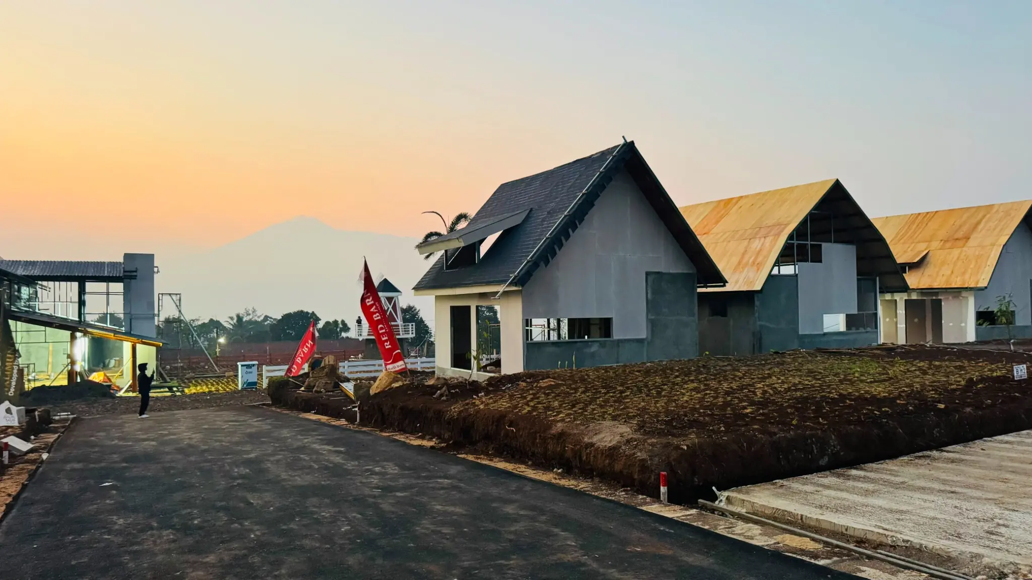 Progres pembangunan villa The Halimun Salak saat senja